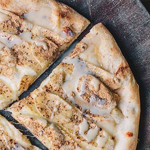 PIZZA DE BANANA COM CANELA