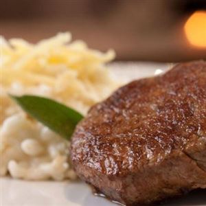 Massa Acompanhada de Filé Mignon ao Molho de Gorgonzola
