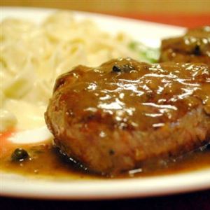Massa Acompanhada de Filé Mignon ao Molho Madeira
