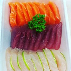 COMBINADO DE SASHIMIS E SUSHIS { 10 SASHIMIS SALMÃO + 5 SASHIMIS ATUM + 5 SASHIMIS PEIXE BRANCO + 4 SUSHIS SALMÃO + 3 SUSHIS ATUM }
