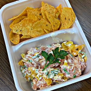 TARTAR DE SALMÃO COM DORITOS À PARTE