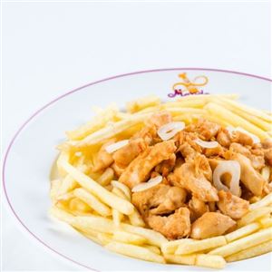 Porção de peito de frango com fritas