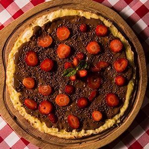 25. CHOCOLATE COM MORANGO (PIZZA)