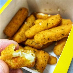 PALITO DE QUEIJO EMPANADO
