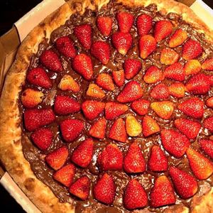 PIZZA NUTELLA COM MORANGO + BORDA CHOCOLATE