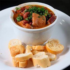 DOBRADINHA NO FEIJÃO VERMELHO COM BACON E CALABRESA