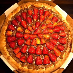 PIZZA NUTELLA COM MORANGO + BORDA CHOCOLATE