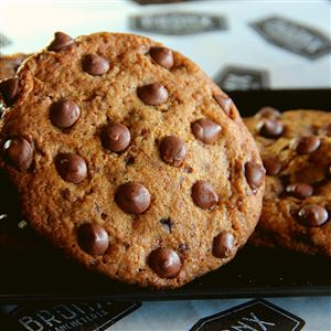 COOKIE COM GOTAS DE CHOCOLATE RECHEADO DE NUTELA